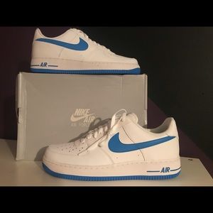 nike white shoes with blue check